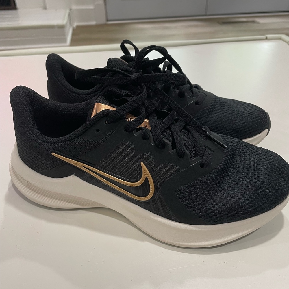 Nikes black size 6